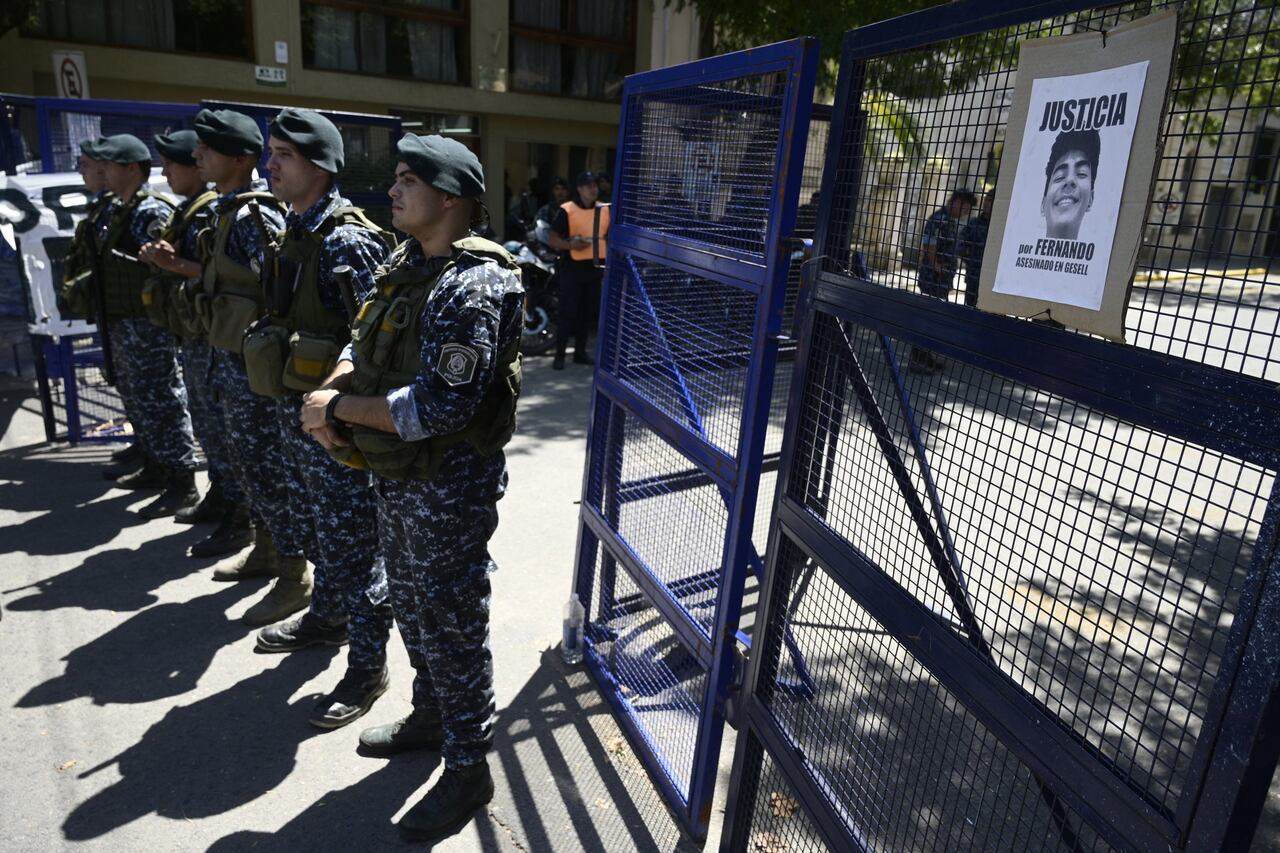 Elementos de la policía custodian el acceso al juzgado donde se lleva a cabo la audiencia de sentencia por el asesinato de Fernando Báez Sosa en Dolores, provincia de Buenos Aires, Argentina el 6 de febrero de 2023. (Photo by JUAN MABROMATA / AFP)