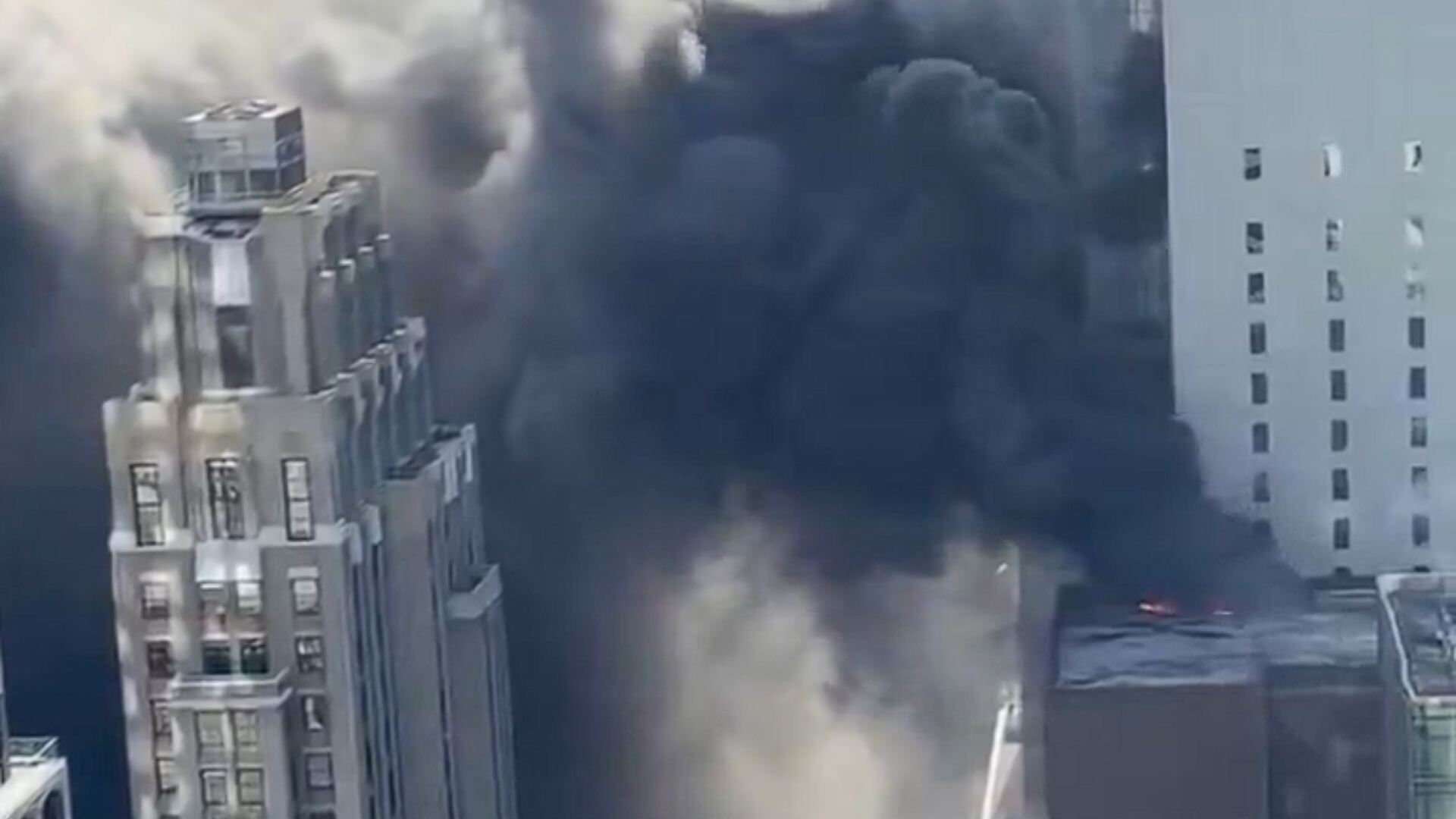 Columnas de humo alertaron a residentes y visitantes en Manhattan durante la emergencia, atendida por bomberos en medio del Día de San Patricio.