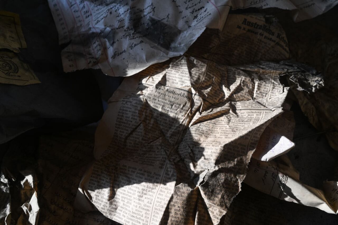 OSWIECIM, POLONIA - 26 DE ENERO: Periódicos nazis de la época de la guerra antiguos encontrados en la Casa 88, la antigua residencia del comandante de Auschwitz, Rudolf Hoss, el 26 de enero de 2025 en Oswiecim, Polonia. La casa del comandante de Auschwitz durante la Segunda Guerra Mundial, Rudolf Hoss, se abre por primera vez a los visitantes. La casa fue el tema de la película "La zona de interés". (Foto de Omar Marqués/Getty Images)