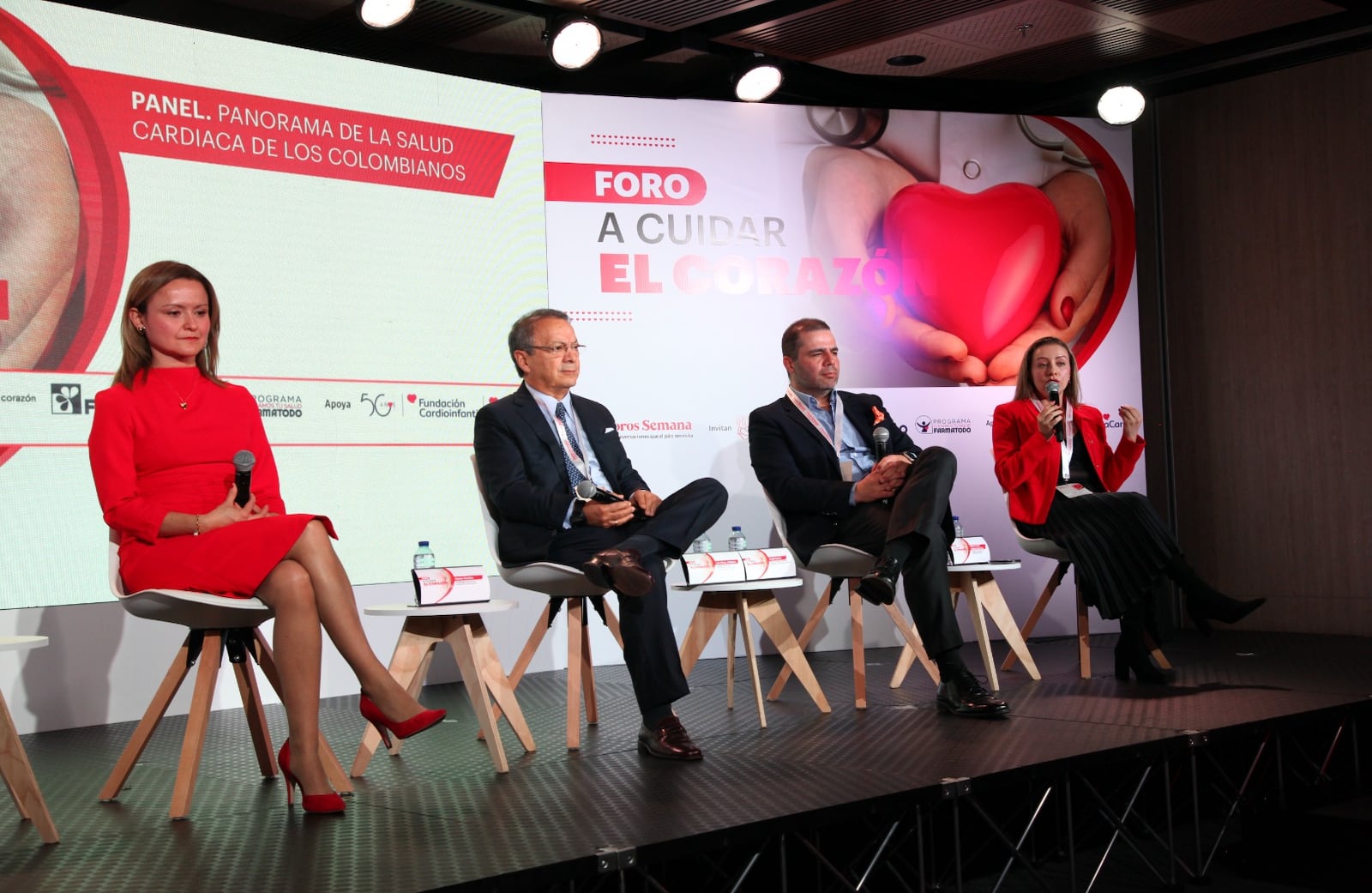 Karen Dueñas, cardióloga clínica de la Fundación Cardioinfantil; Luis Moya Jiménez, presidente de la Liga Colombiana contra el Infarto y la Hipertensión Arterial; Ángel Alberto García Peña, jefe de la Unidad Cardiología Hospital Universitario San Ignacio y  Isabel Cristina Cárdenas Moreno, presidenta del Capítulo de Cardiología de la Mujer.
