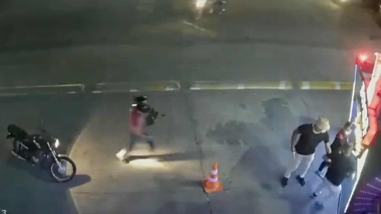 En redes sociales, algunos medios de comunicación locales han compartido imágenes grabadas desde las cámaras de seguridad del sector en el que se cometió el crimen.