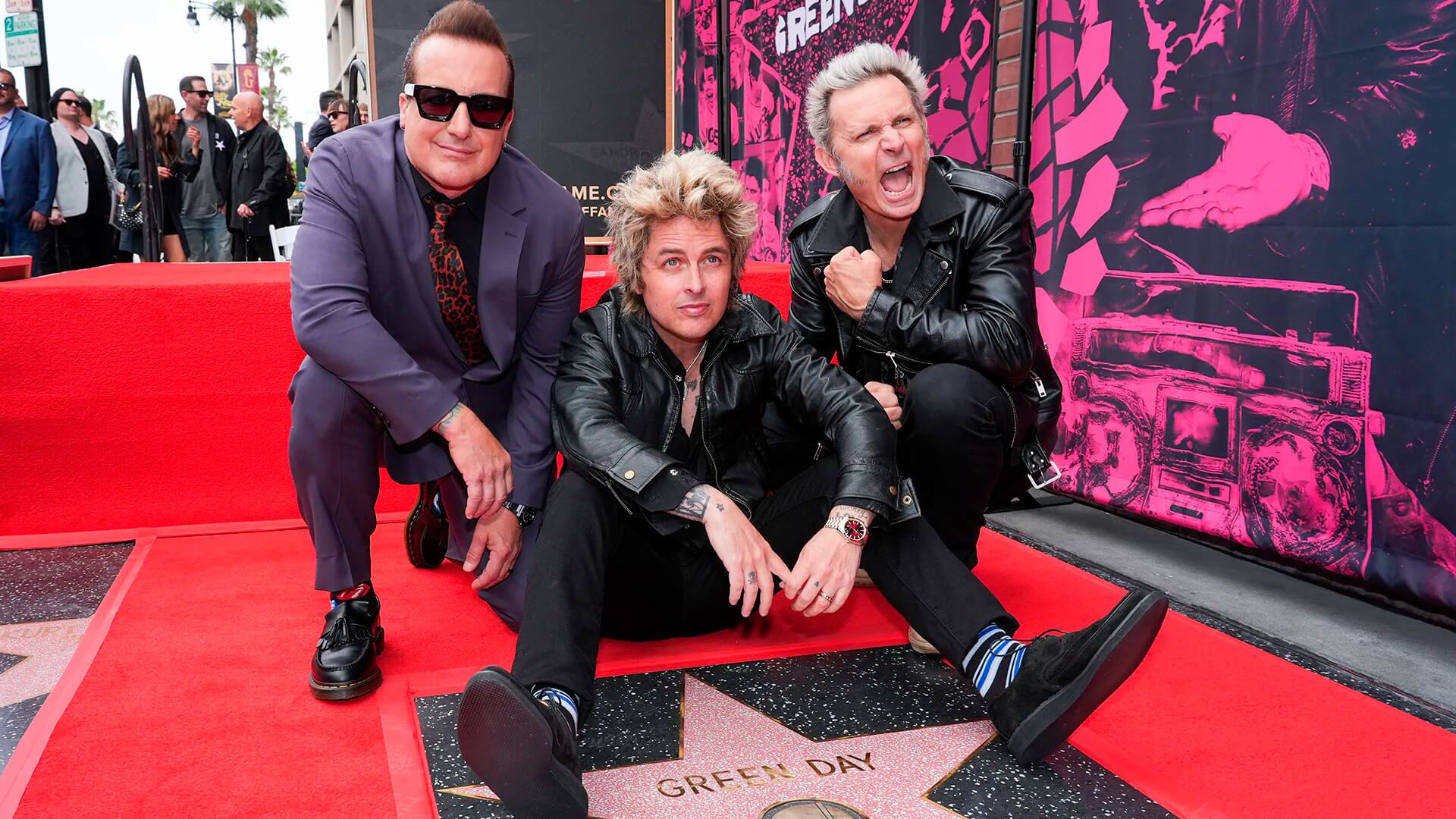 Tre Cool, Billie Armstrong y Mike Dirnt, de Green Day, posan con su nueva estrella durante una ceremonia en el Paseo de la Fama de Hollywood, en Los Ángeles