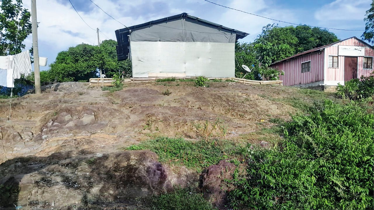 En la vereda La encaramada, en San Jacinto del Cauca, en el sur de Bolívar, denuncian daños en una escuelita que está por estrenar.