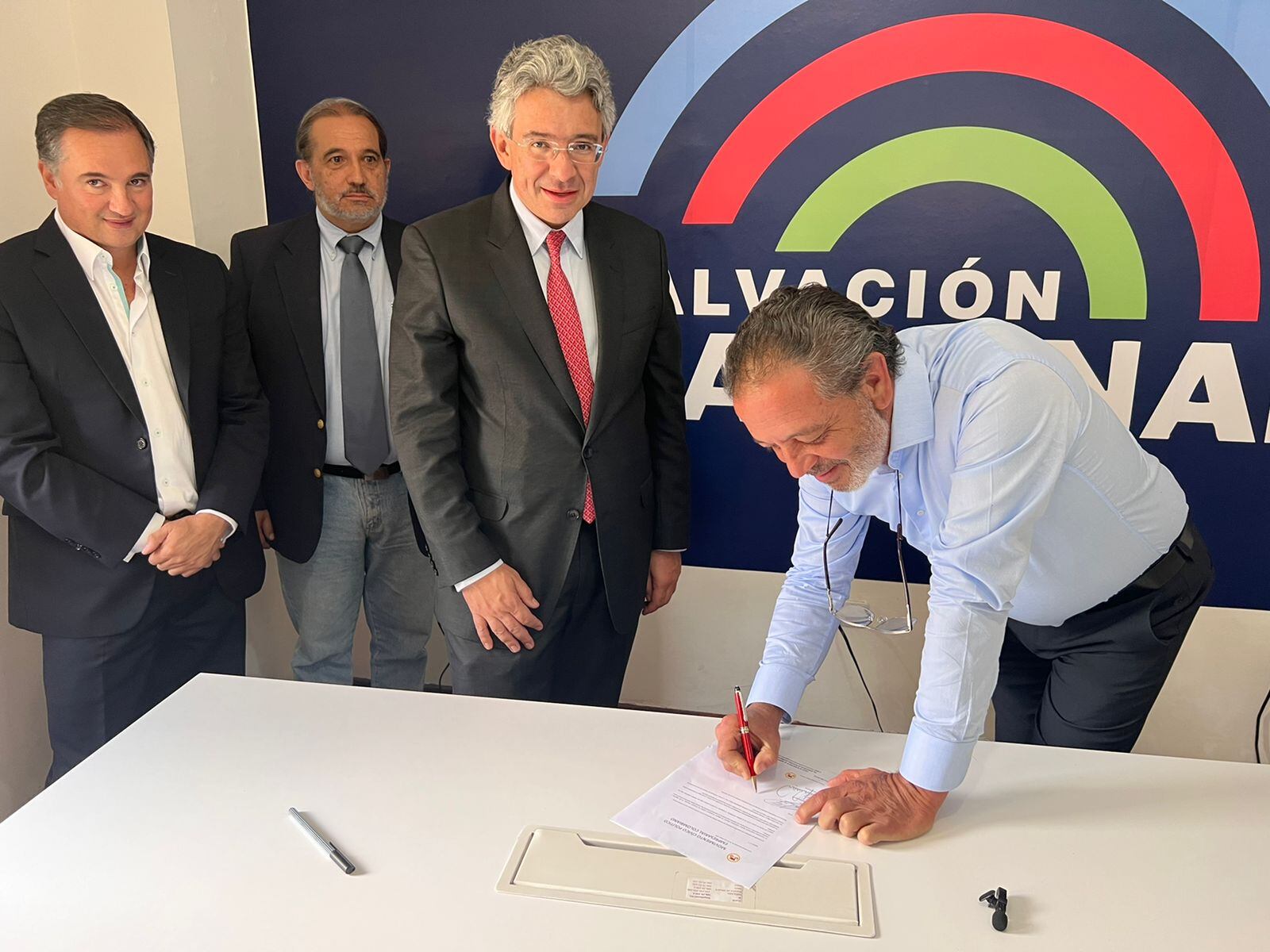 Enrique Gómez, Carlos Cuartas, Daniel Posada, presidente de ‘MeUno’ Foto: Prensa Enrique Gómez