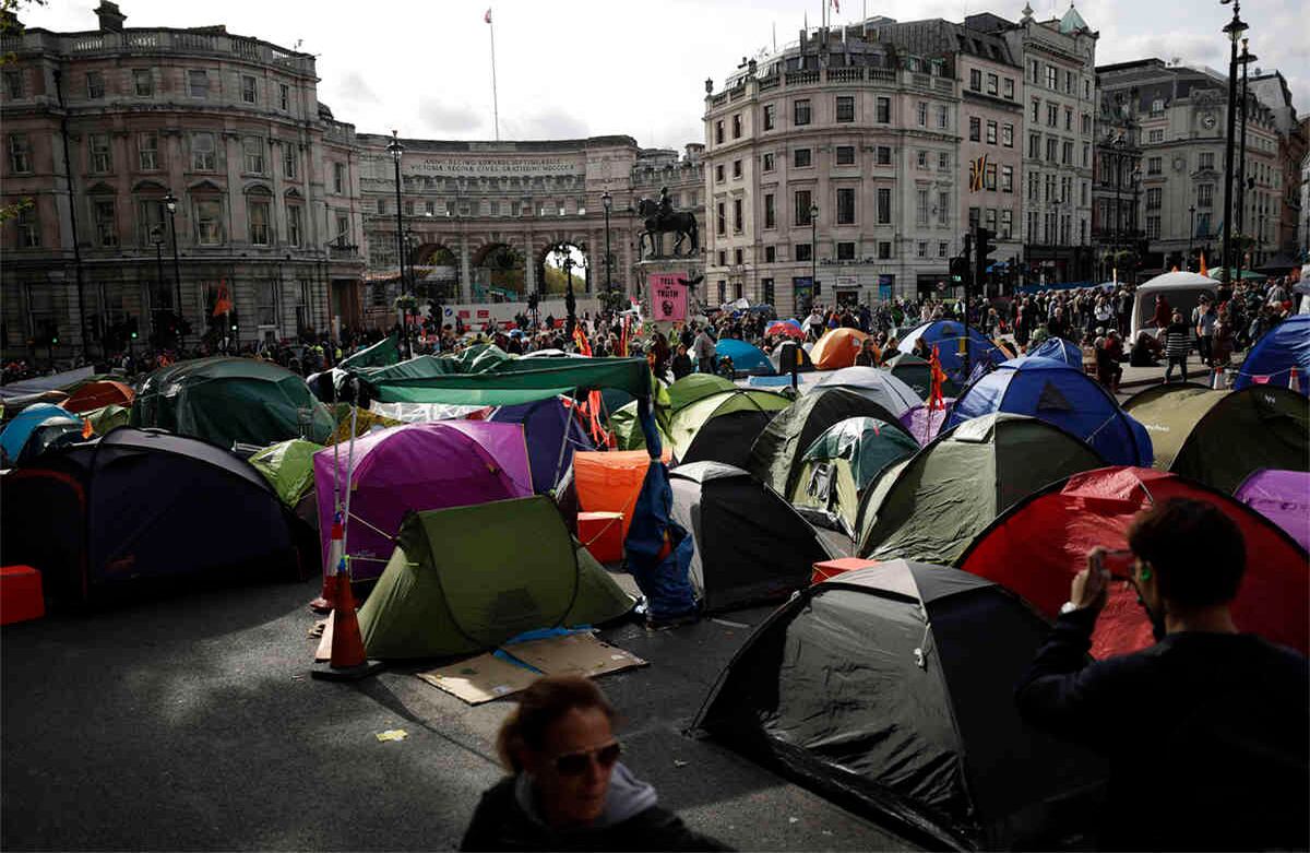 Las carpas de los manifestantes por el cambio climático de la Rebelión de la Extinción bloquean el Trafalgar Square, en el tercer día de las manifestaciones en curso en Londres, el miércoles 9 de octubre de 2019. Cientos de activistas del cambio climático acamparon en el centro de Londres el miércoles, durante el tercer día de protestas mundiales por el movimiento Rebelión de la Extinción, que exige acciones más urgentes para contrarrestar los efectos del calentamiento global. (Foto AP / Matt Dunham)