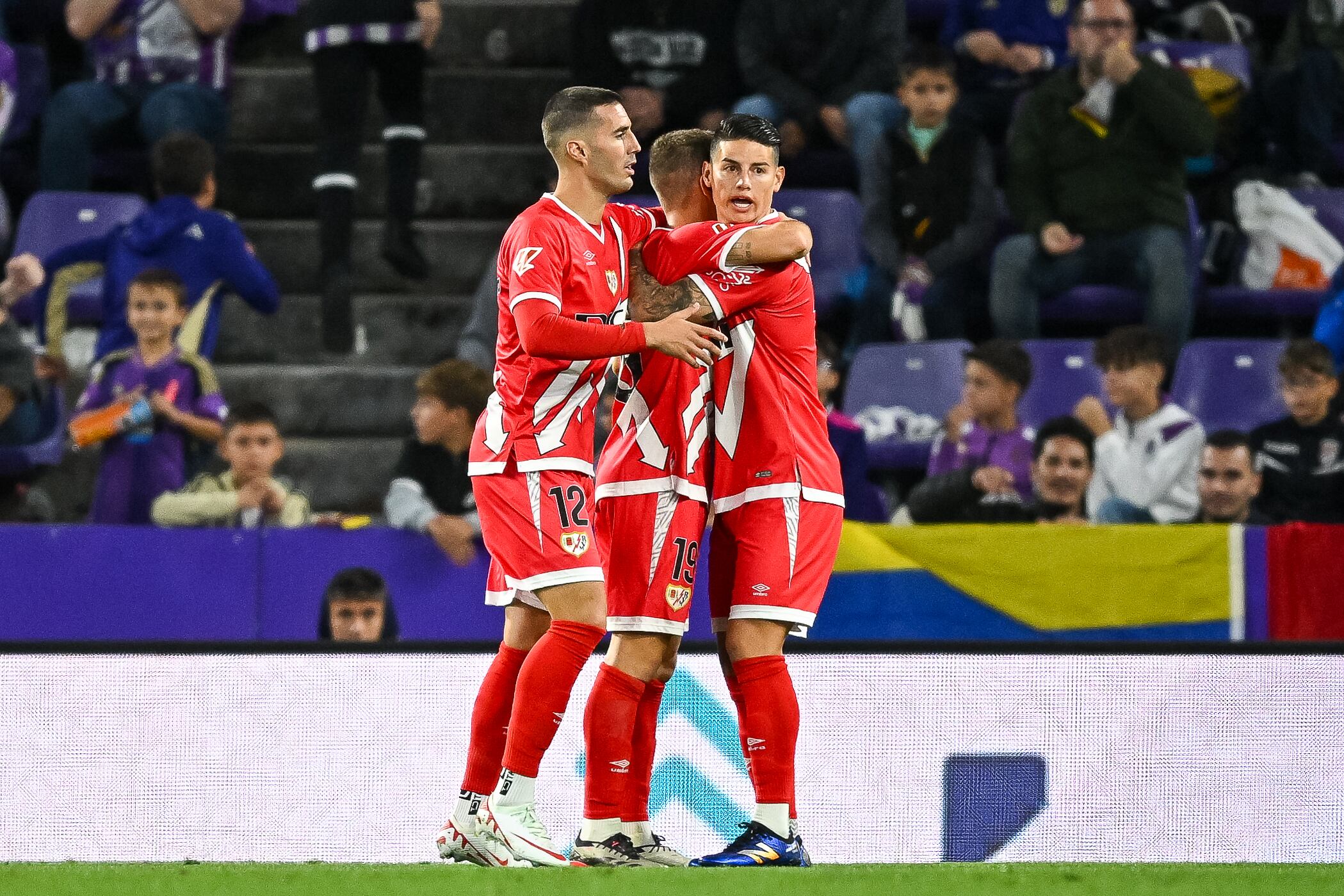 VALLADOLID, SPAIN - OCTOBER 5: Jorge De Frutos of Rayo Vallecano celebrates with teammates after scores his team second goal during the LaLiga match between Real Valladolid CF and Rayo Vallecano at Jose Zorrilla on October 5, 2024 in Valladolid, Spain. (Photo by Octavio Passos/Getty Images)