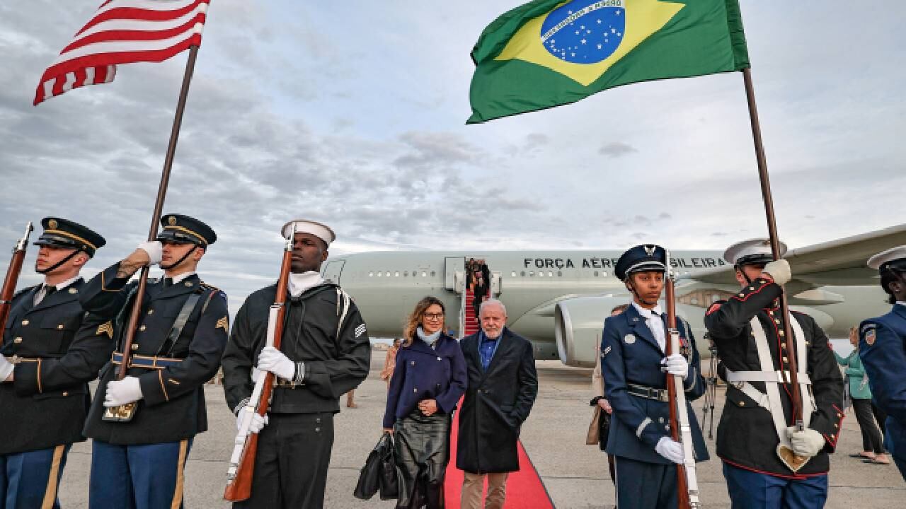 El presidente brasileño, Luiz Inácio Lula da Silva, y su esposa Rosângela a su llegada a Washington, el 9 de febrero de 2023