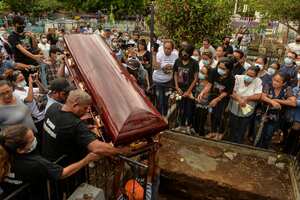 Familiares y amigos del nicaragüense Calixto Rojas, de 53 años, cargan su ataúd durante el funeral en Telica, Nicaragua, el 10 de mayo de 2022.