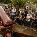 Familiares y amigos del nicaragüense Calixto Rojas, de 53 años, cargan su ataúd durante el funeral en Telica, Nicaragua, el 10 de mayo de 2022.
