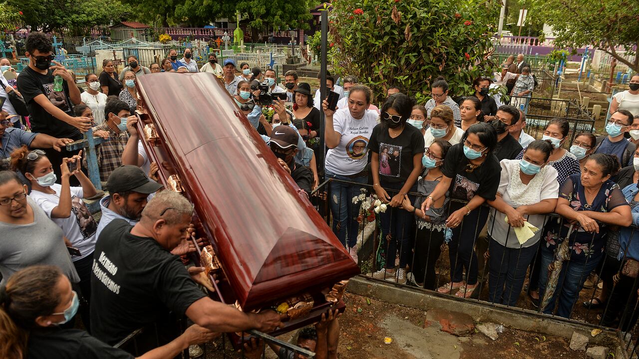 Familiares y amigos del nicaragüense Calixto Rojas, de 53 años, cargan su ataúd durante el funeral en Telica, Nicaragua, el 10 de mayo de 2022.