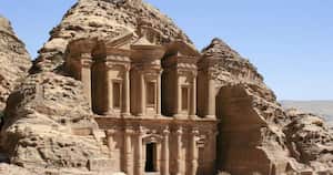 13. Petra, Jordania: Esta ciudad histórica y arqueológica del sur de Jordania se distingue por la arquitectura tallada directamente en la roca.