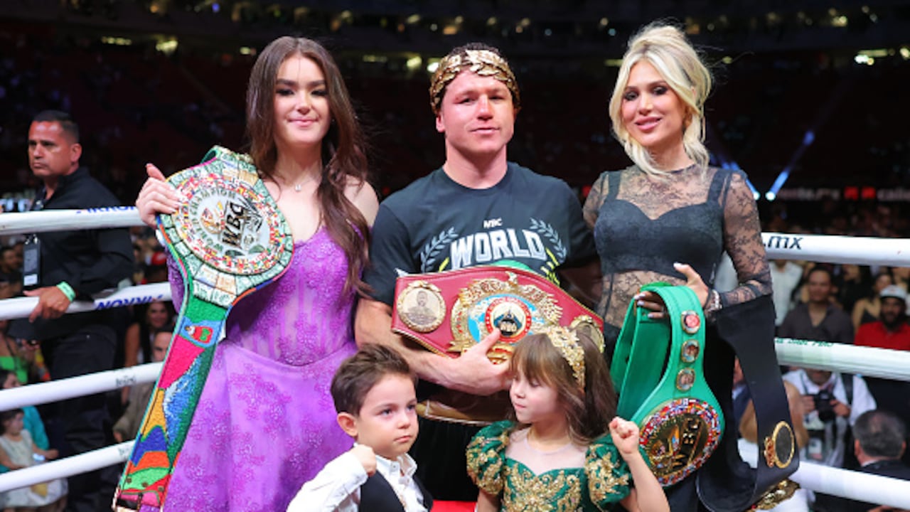 Canelo Álvarez celebrando junto a su familia la victoria sobre John Ryder, el 6 de mayo del 2023.
