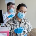 Un soldado maduro es el médico militar que aplica las inyecciones de la vacuna contra el coronavirus.