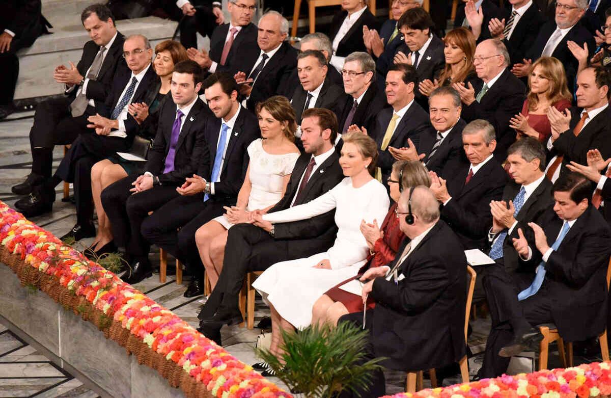 La familia del Nobel. María Clemencia Rodríguez, Martín Santos y María Antonia Santos, de la mano cuando el Presidente les agradeció. Esteban Santos junto a su cuñado. 