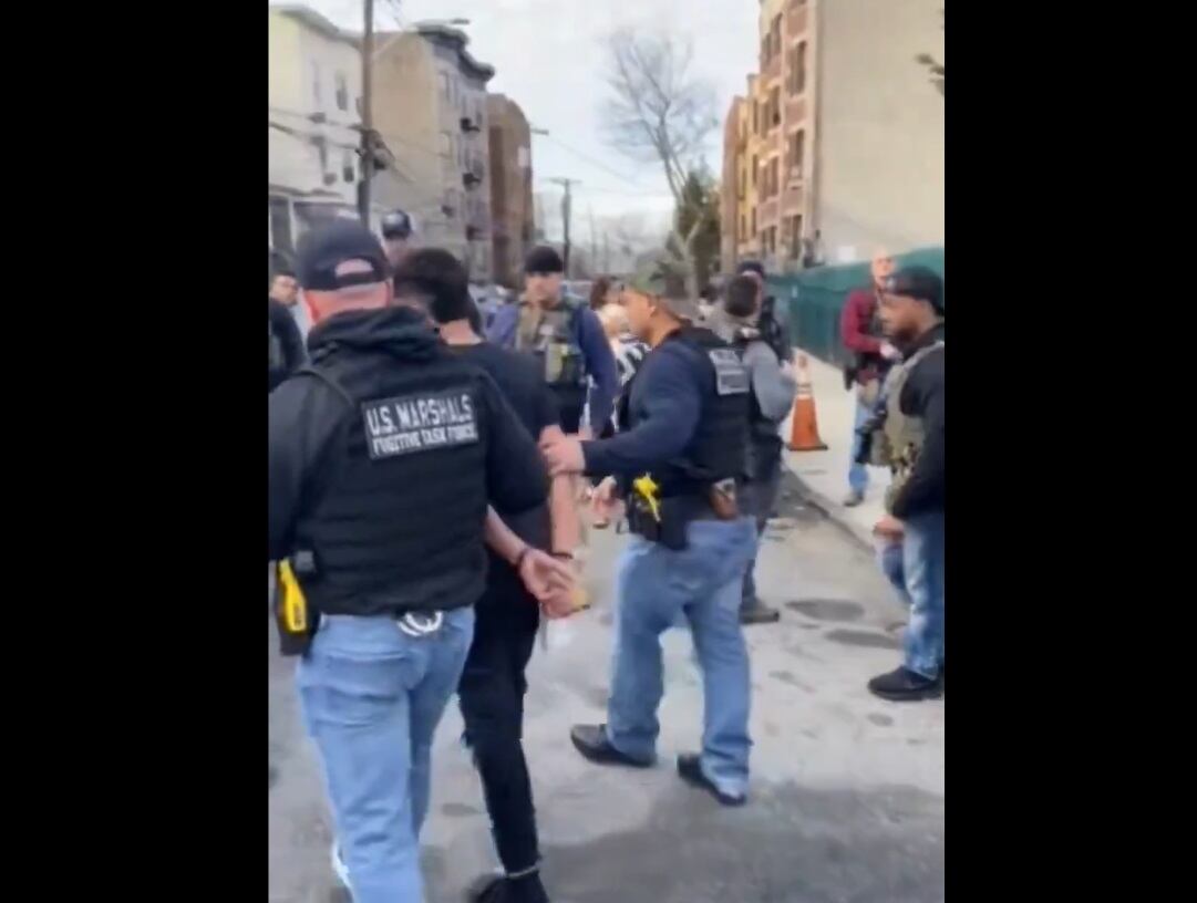 Cuando no pudieron presentar uno, la guardia les retiró la mercancía. Fue entonces cuando el adolescente presuntamente sacó una pistola calibre .45 y disparó contra ella. La bala no le dio, pero rozó a un turista de 38 años que hacía fila para comprar calzado.