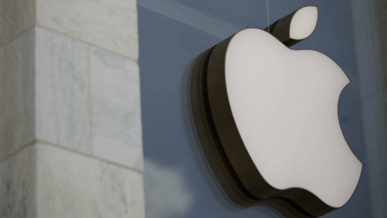 Este viernes la compañía de Tim Cook tomó la decisión de suspender el análisis de dichas conversaciones. Alastair Pike / AFP