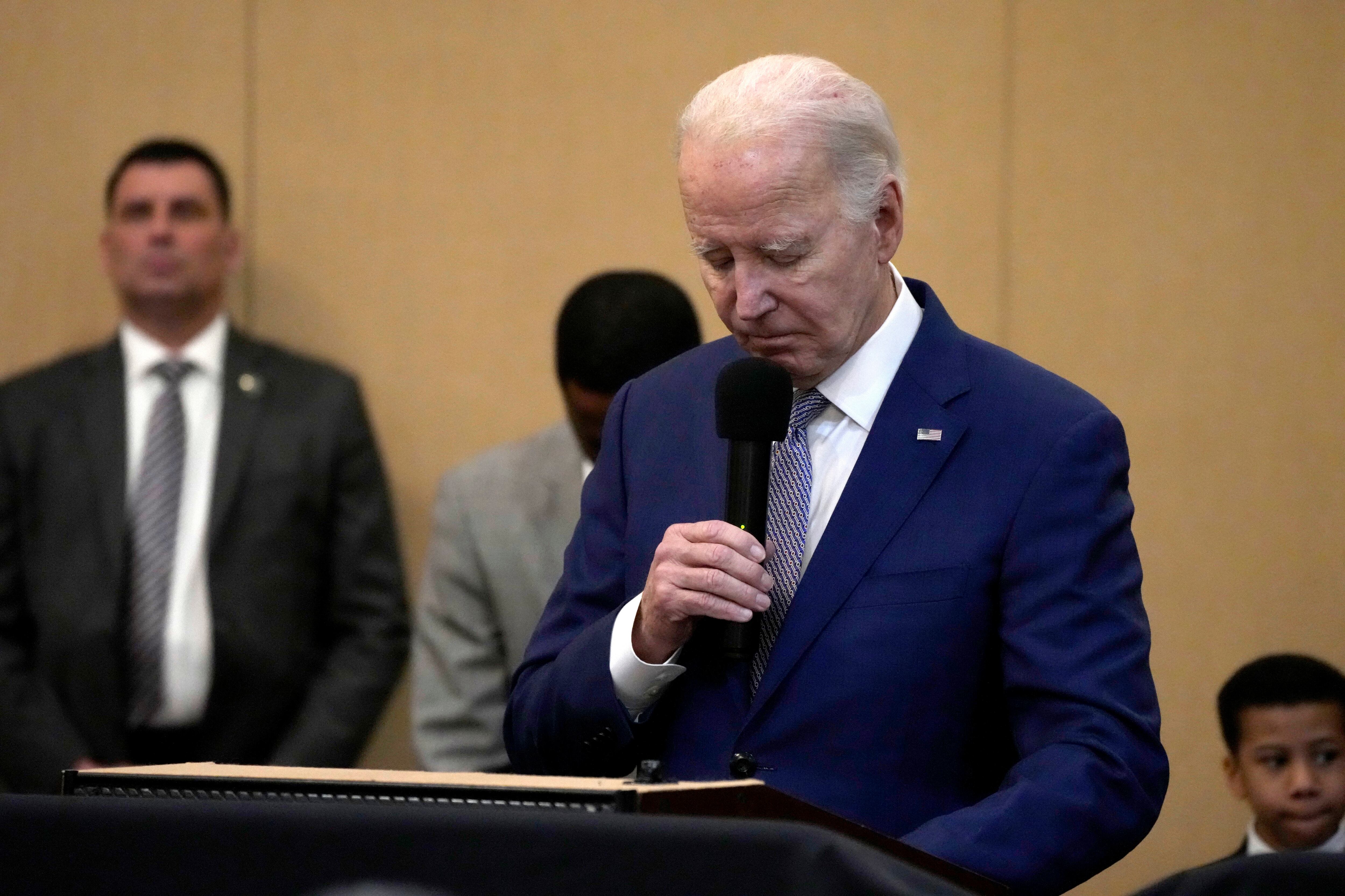 El presidente Joe Biden inclina la cabeza en un momento de silencio por los tres soldados estadounidenses muertos el domingo 28 de enero de 2024 en un ataque con aviones no tripulados en el noreste de Jordania, mientras habla en el evento "Sunday Lunch" en el Brookland Baptist Banquet Center, parte de la Iglesia Bautista Brookland, en West Columbia