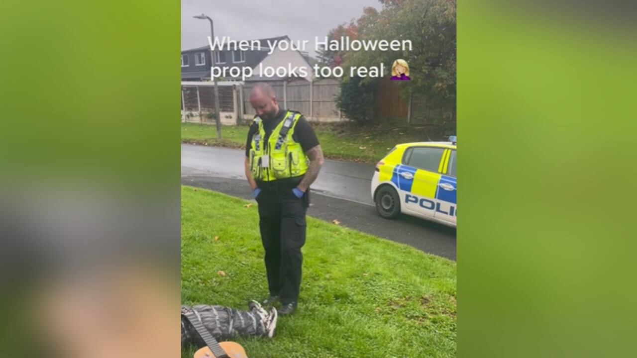 La decoración llamó la atención de las autoridades, quienes llegaron a inspeccionar el supuesto cadáver.