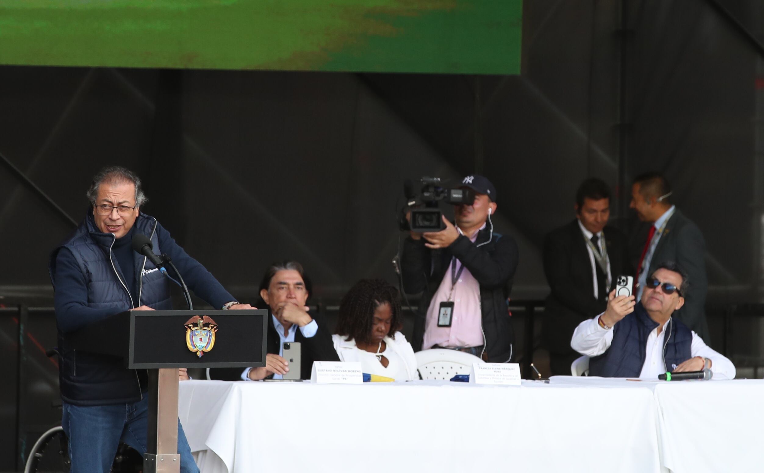 Presidente Gustavo Petro sanciona la Reforma Pensional en la Plaza de Bolívar para ponerle la firma la ley ante cientos de adultos mayores