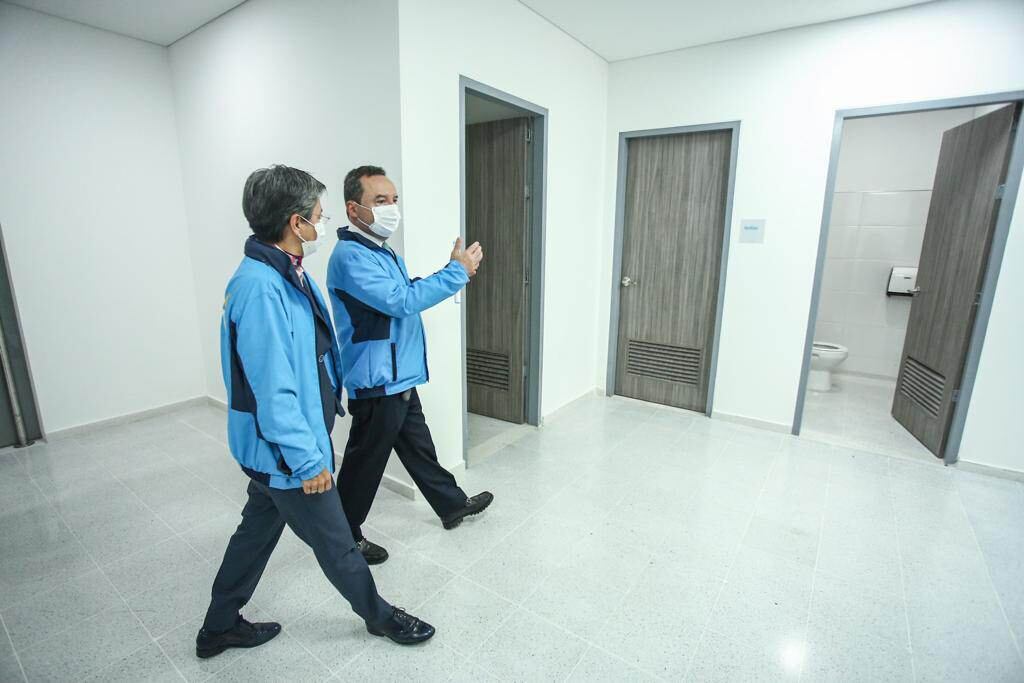 La alcaldesa, Claudia López, y el secretario de Salud, Alejandro Gómez, visitaron el nuevo centro de salud.