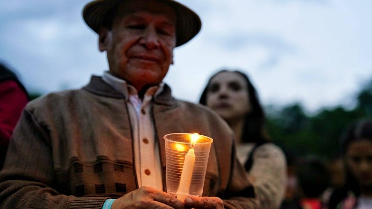 Organizaciones sociales promovieron una velatón para exigir la protección de los líderes sociales.