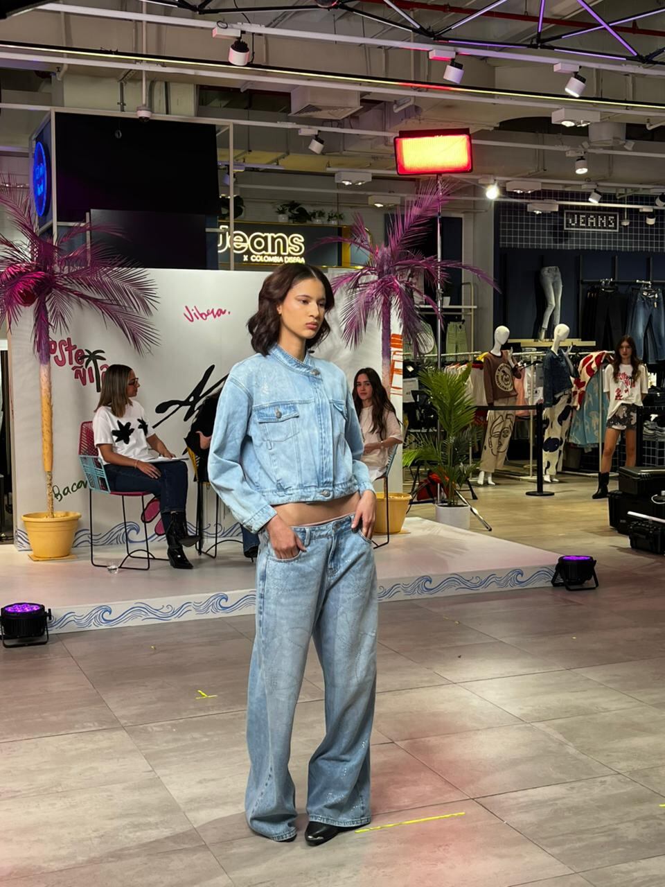 La propuesta apunta a que cada consumidor pueda construir su propio lenguaje visual a partir de combinaciones dinámicas, manteniendo una estética juvenil y cercana a las tendencias globales que dominan la cultura de festivales.