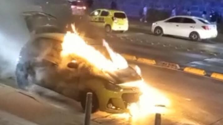 Taxi se prendió en llamas en Cartagena.