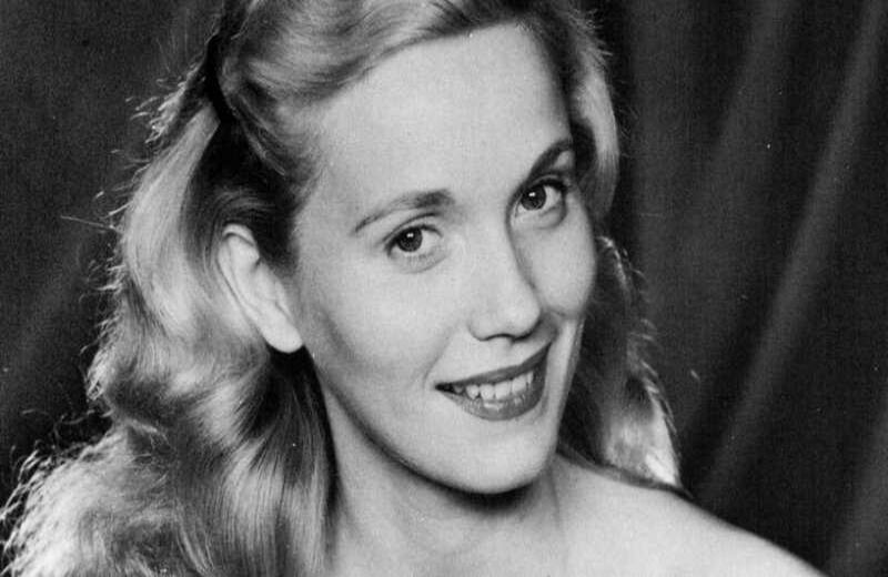 Eva Marie Saint fue seleccionada por Hitchcock entre docenas de candidatas para encarnar el papel del 'femme fatale' en North by Northwest (1959). 