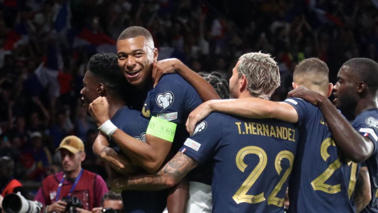 Francia venció 2-0 a Irlanda en clasificatorias a Eurocopa