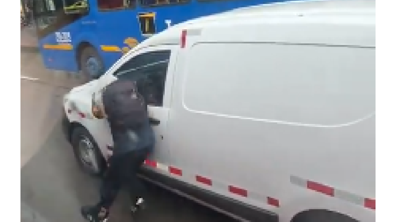 En un video quedó registrado el instante en el que un delincuente intenta robar el espejo lateral de una camioneta que transitaba por una concurrida vía del centro de Bogotá.