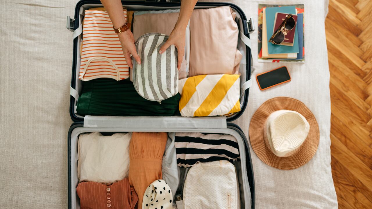Empacar para un viaje puede ser un desafío, pero con los siguientes tips se puede lograr una organización óptima de la maleta, asegurando que todo esté en su lugar.