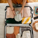 Maximizar el espacio en la maleta y mantener todo en orden es posible siguiendo estos simples pero efectivos consejos de organización para viajes.