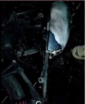 La motocicleta de los ladrones fue quemada por la comunidad.