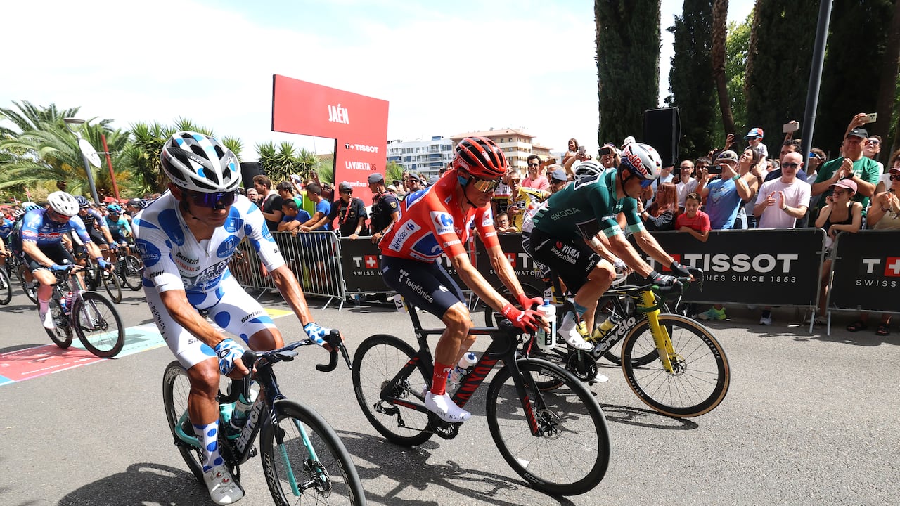 Santiago Buitrago parte al lado de Enric Mas en una etapa de la Vuelta a España 2026.