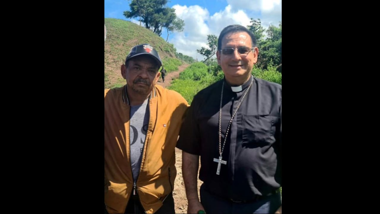 Monseñor Francisco Ceballos, de la diócesis de La Guajira, fue uno de los encargados de recibir al papá de Lucho Díaz.