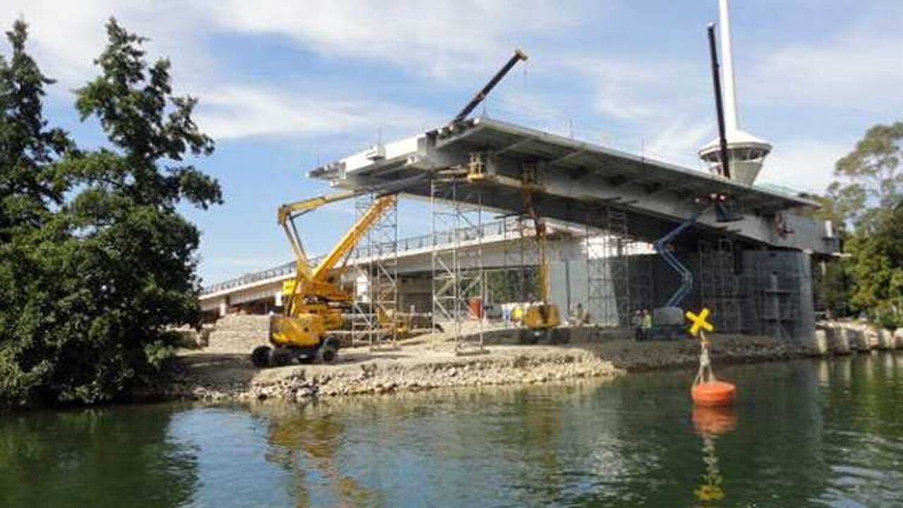 En febrero de 2015, se comprobó que el sistema de alzamiento de los brazos del puente no funcionaba.