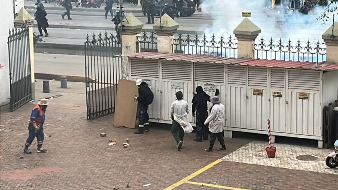 Debido a estos enfrentamientos se han detonado artefactos explosivos improvisados y bombas incendiarias.
