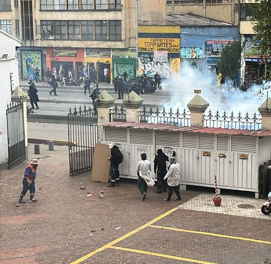 Debido a estos enfrentamientos se han detonado artefactos explosivos improvisados y bombas incendiarias.