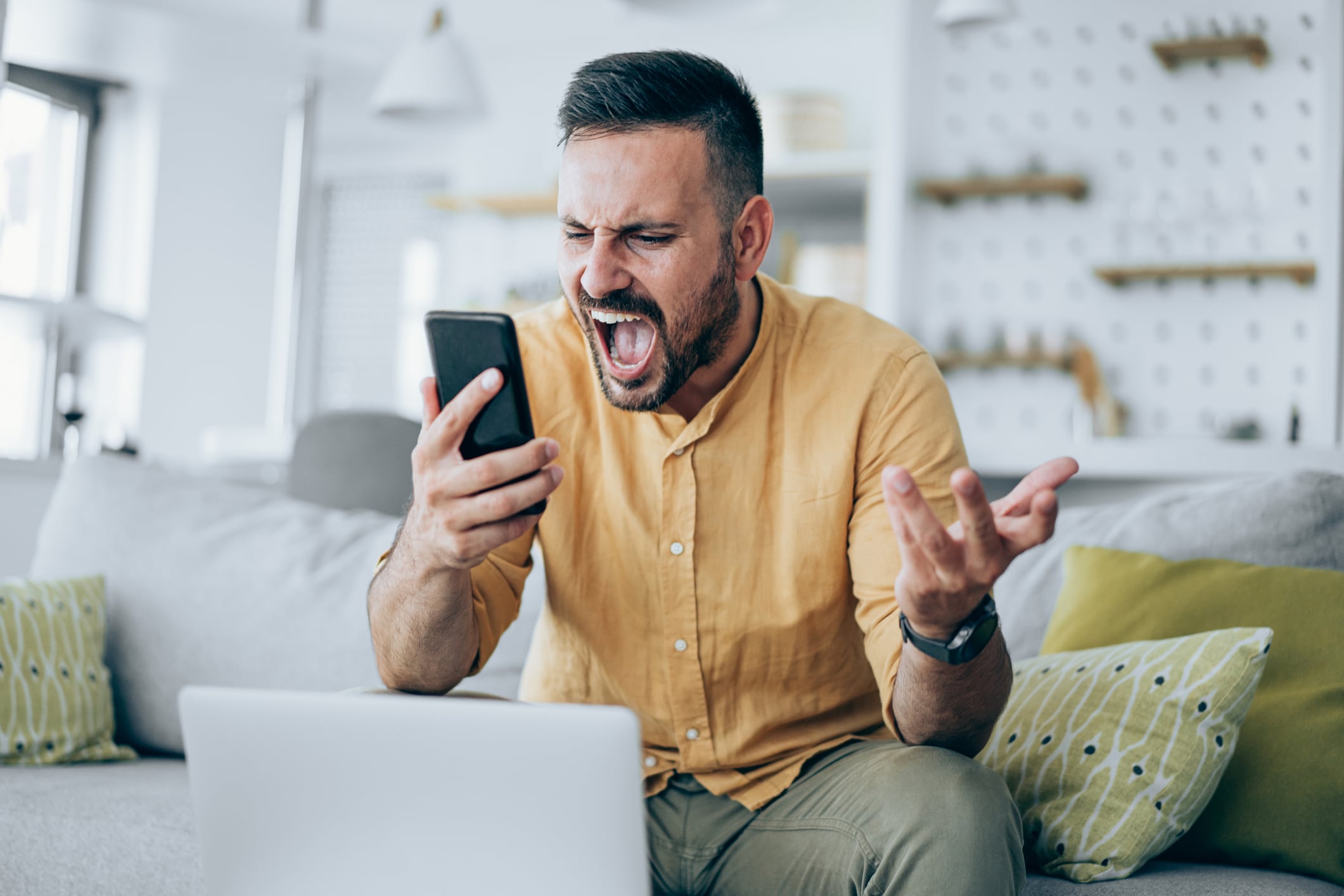 Delincuentes usan correos falsos para estafar con un clic.