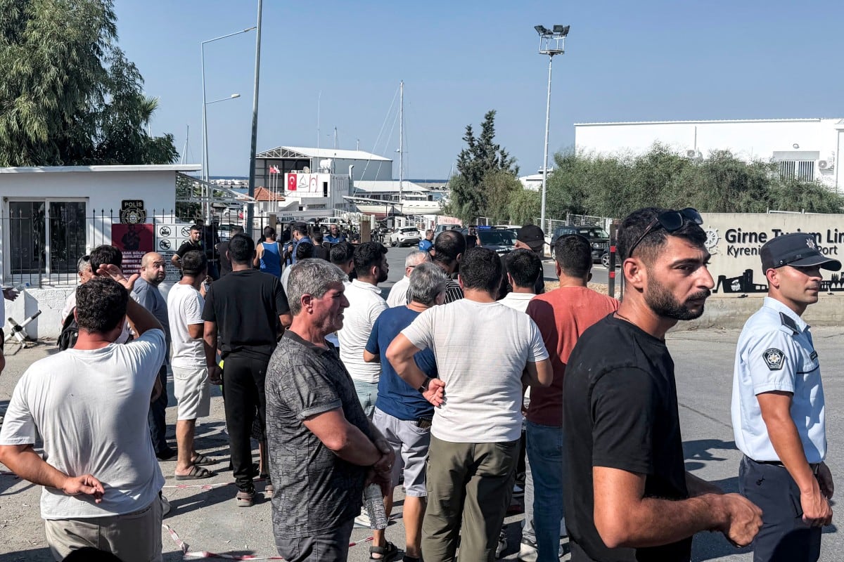 La gente espera noticias tras el naufragio de un ferri en el puerto de Kyrenia, en la autoproclamada República Turca del Norte de Chipre.