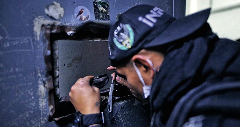 La guardia del Inpec ha desarrollado operativos sorpresa para enfrentar la delincuencia en las cárceles. Pipe Tuluá se encuentra en el pabellón de extraditables y es tratado como una celebridad. ¿Se acabó la fiesta?