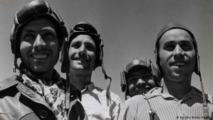 Los rostros tras los tanques
Un grupo de tanquistas del Ejército Popular de la República. Frente del Segre, julio-agosto de 1938. Copia de autor. Foto Walter Reuter©. Biblioteca Nacional de España.