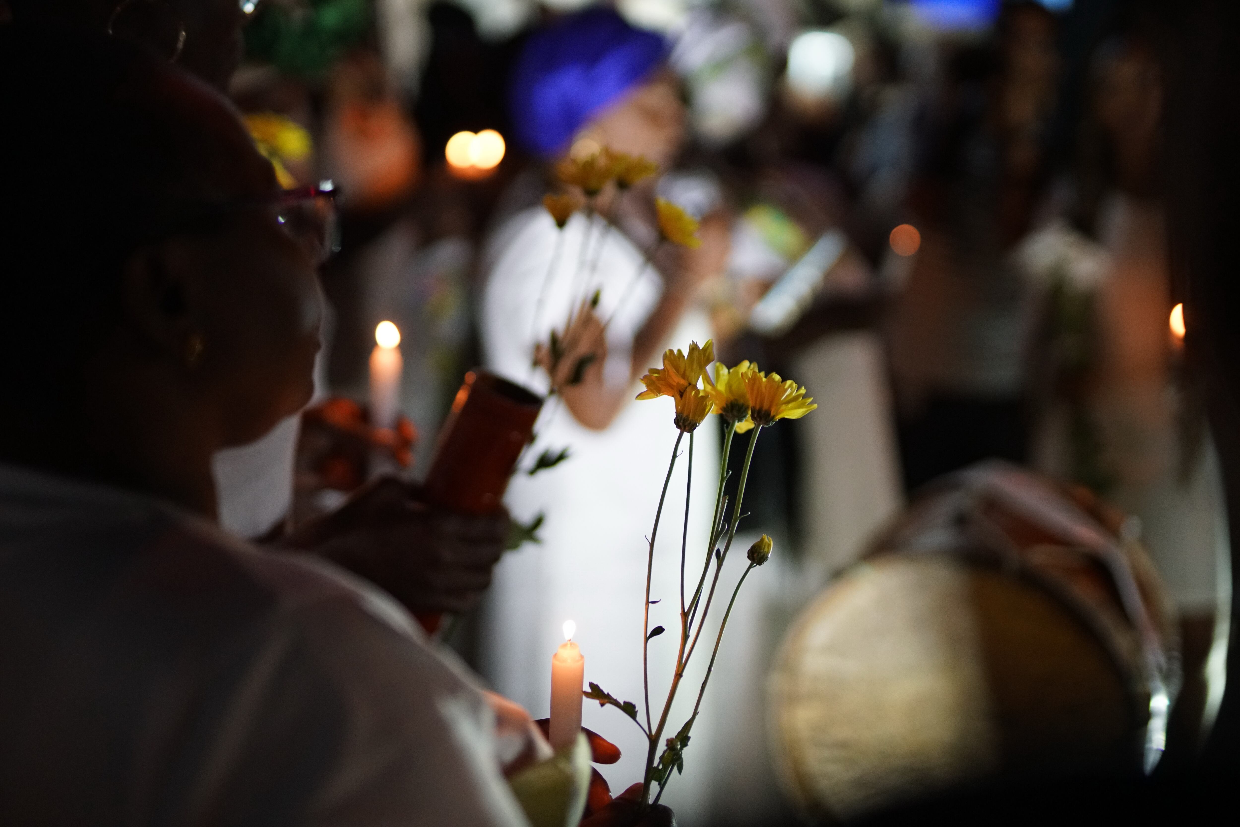 Con gualíes y alabaos, rituales mortuorios propios de las comunidades de la región del Pacífico, familiares, músicos, gestores culturales, amigos despidieron a Lisandro Vallesilla Ríascos, el cual pertenecía a la Fundación Escuela Canalón de Timbiqui. Se realizó una procesión y luego una misa en Ciudad Córdoba.