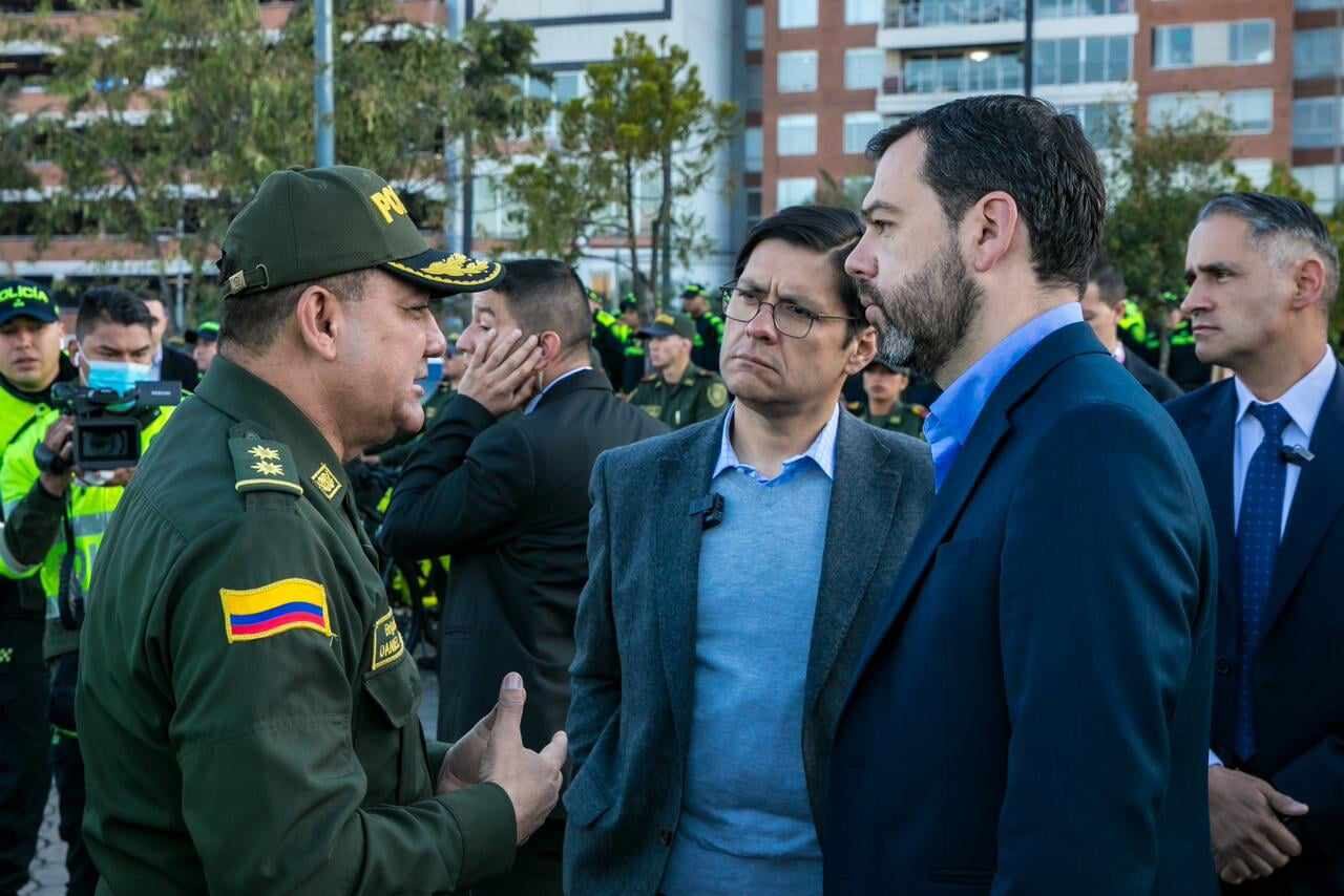 Alcalde Carlos Fernando Galán, reunido con el general José Daniel Gualdrón, comandante de la Policía Metropolitana de Bogotá; y el secretario de Seguridad, César Restrepo.