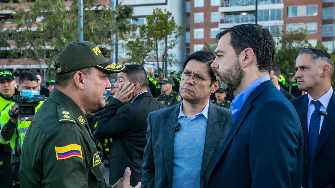 Alcalde Carlos Fernando Galán, reunido con el general José Daniel Gualdrón, comandante de la Policía Metropolitana de Bogotá; y el secretario de Seguridad, César Restrepo.