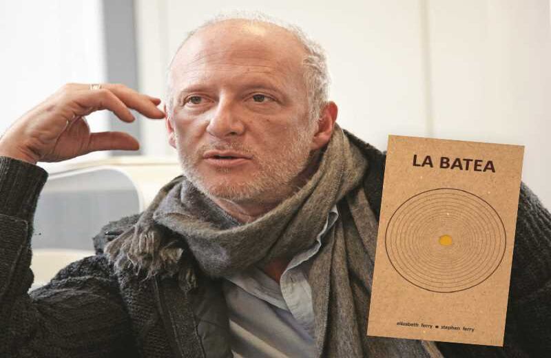 Stephen Ferry editó su libro con su hermana Elizabeth, antropóloga experta en minería, gracias a una beca de la Fundación Magnum. Según él, presenta “la mirada del minero artesano” y su diario “rebusque”. El volumen tendrá un papel especial para producir también una experiencia táctil, y traerá en la portada una laminilla de oro incrustada en el dibujo de una batea para reconocer a los mineros que no usan mercurio.