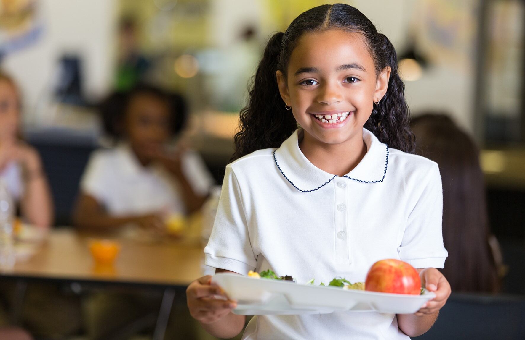 El Programa de Alimentación Escolar (PAE) busca garantizar la permanencia escolar y el desarrollo integral de los estudiantes en Colombia.