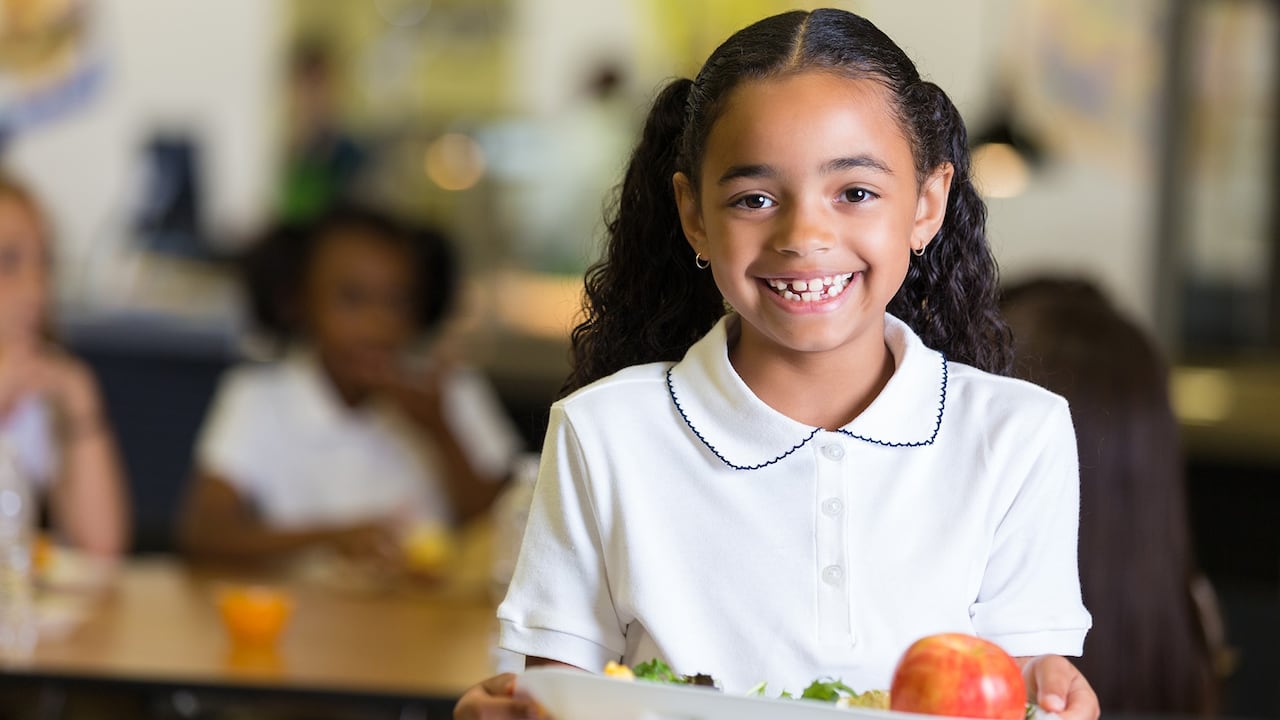 El Programa de Alimentación Escolar (PAE) busca garantizar la permanencia escolar y el desarrollo integral de los estudiantes en Colombia.