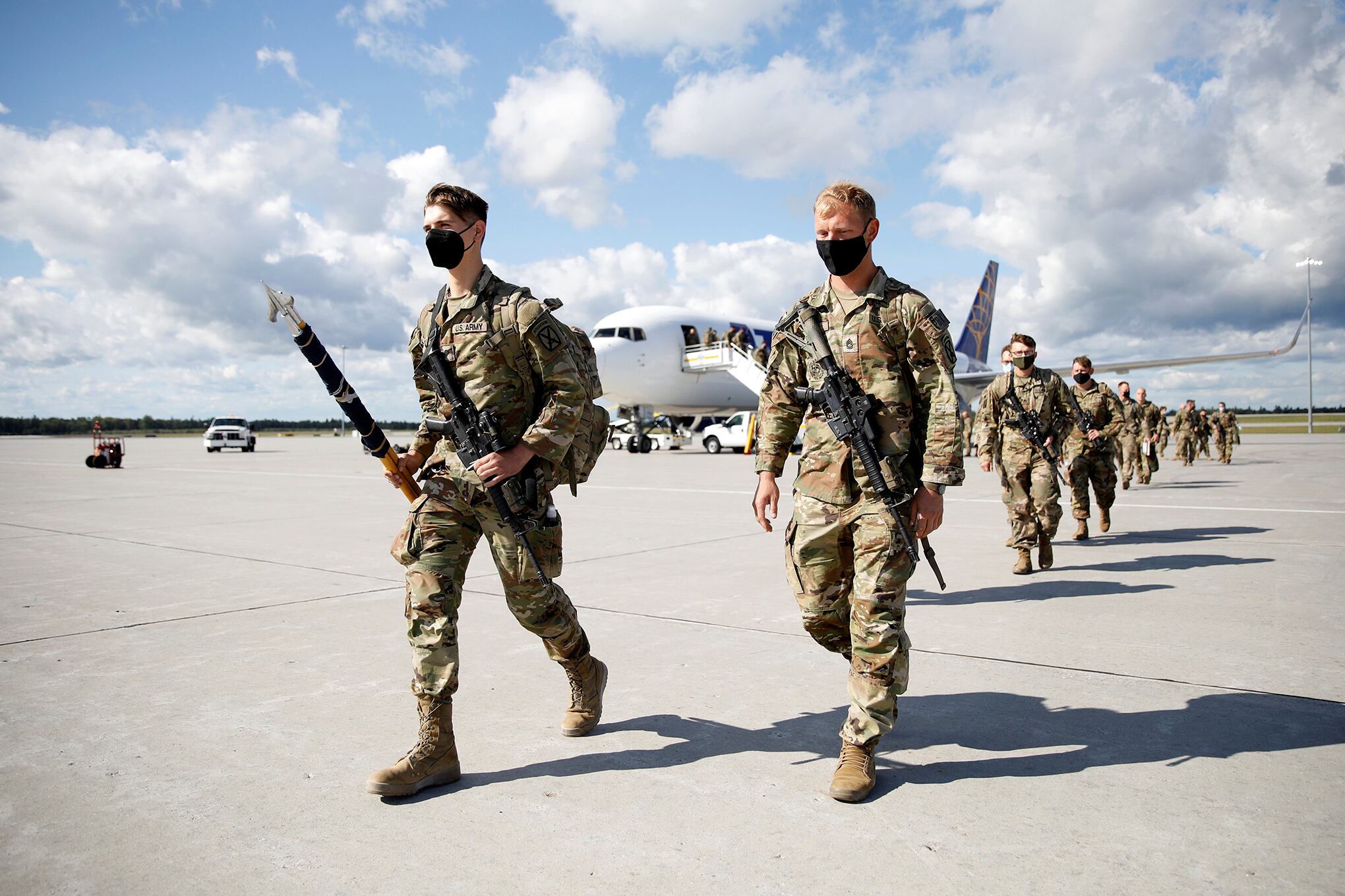 Los soldados regresan a casa desde el despliegue en Afganistán