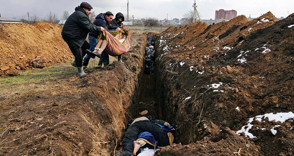 Muchos de los cuerpos han sido depositados en fosas comunes, organizadas por los civiles de la ciudad.